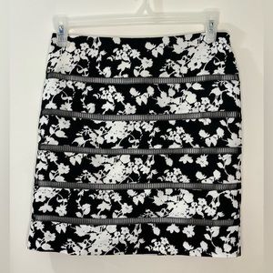 White House Black Market Floral Lattice Skirt Size 4 Lined Black White Women’s